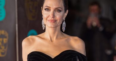 Angelina Jolie Tries Not To Cry While Dropping Daughter Off At College
