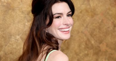 Anne Hathaway Once Had To Make Out With 10 Guys For ‘Gross’ Chemistry Test