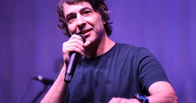 Comedian Arj Barker Defends Removing Breastfeeding Mom From Show