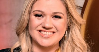 Kelly Clarkson To Host NBC’s Rockefeller Christmas Tree Special