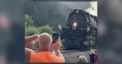 People Check Out ‘Big Boy’ As It Chugs Through Hancock County People Check Out ‘Big Boy’ As It Chugs Through Hancock County